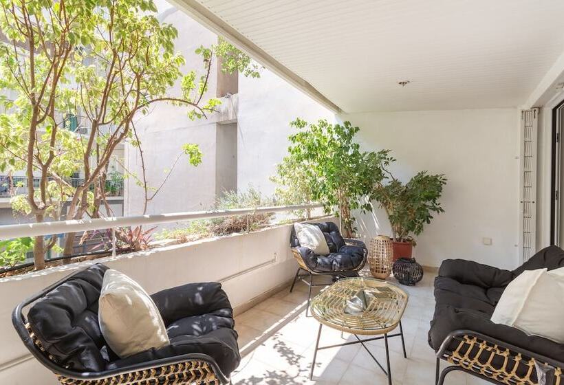Fresh Detailed Stylish Apartment At Acropolis