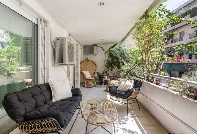 Fresh Detailed Stylish Apartment At Acropolis