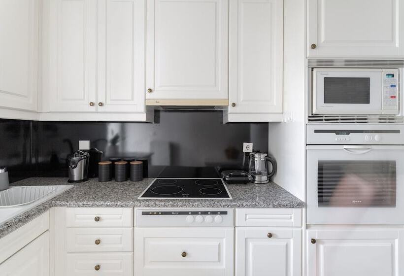 Fresh Detailed Stylish Apartment At Acropolis