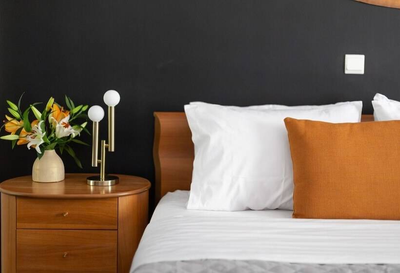 Fresh Detailed Stylish Apartment At Acropolis