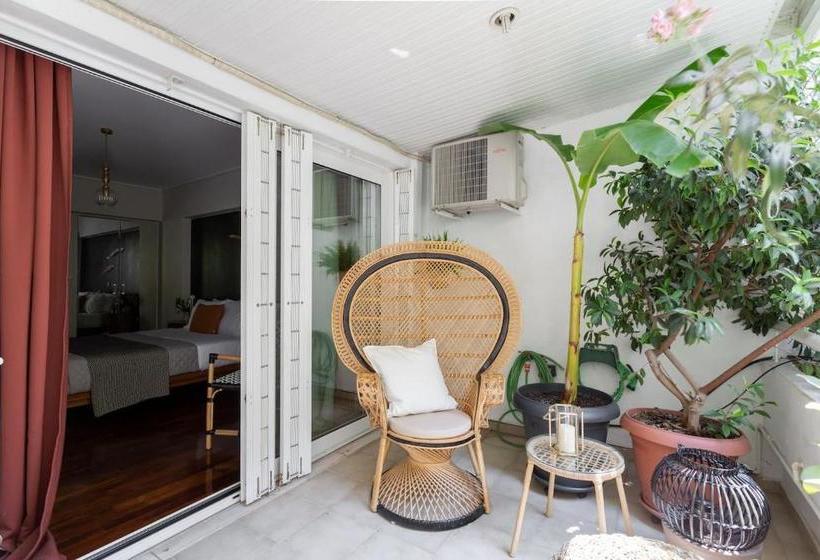 Fresh Detailed Stylish Apartment At Acropolis