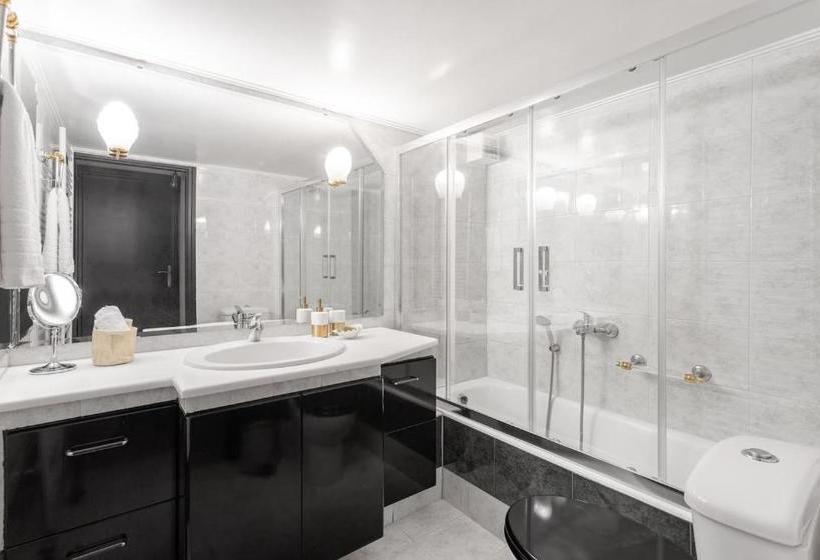 Fresh Detailed Stylish Apartment At Acropolis