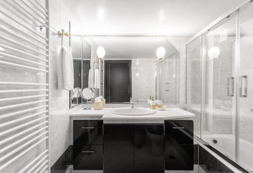 Fresh Detailed Stylish Apartment At Acropolis