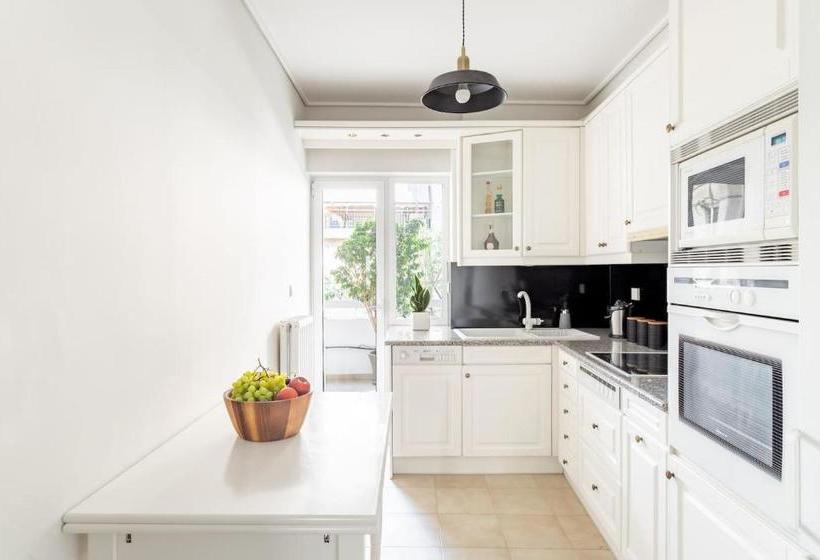Fresh Detailed Stylish Apartment At Acropolis