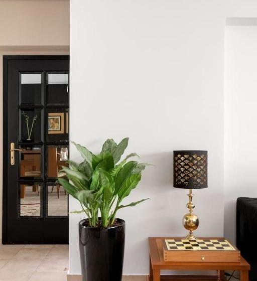 Fresh Detailed Stylish Apartment At Acropolis