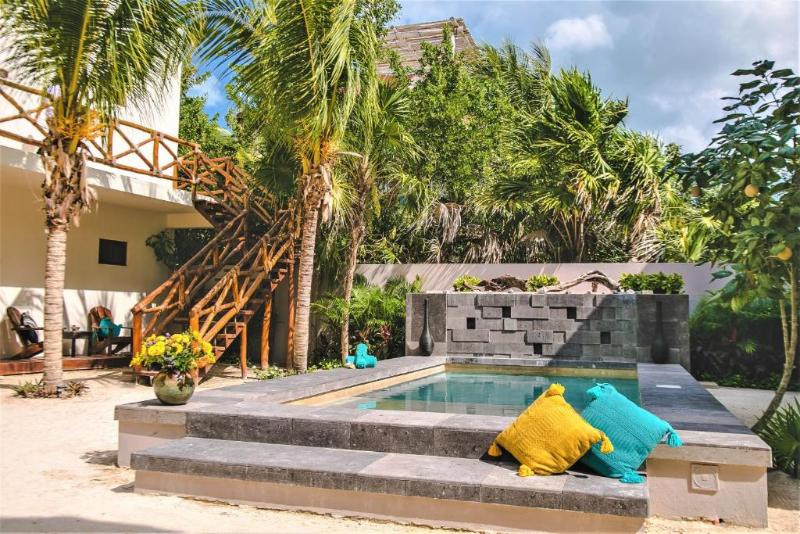 هتل La Puerta Azul Beachfront  Adults Only