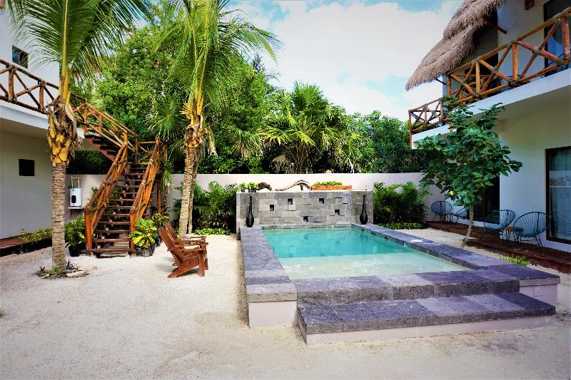 هتل La Puerta Azul Beachfront  Adults Only