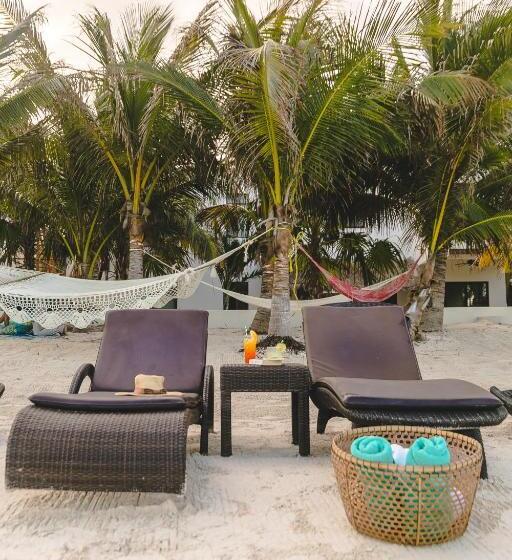 هتل La Puerta Azul Beachfront  Adults Only