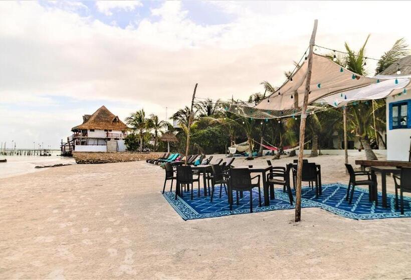 هتل La Puerta Azul Beachfront  Adults Only