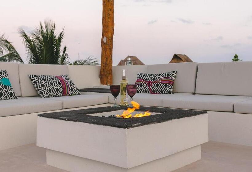 هتل La Puerta Azul Beachfront  Adults Only