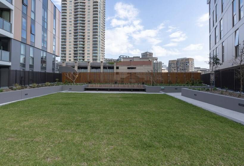 Modern Apartment In Darling Harbour