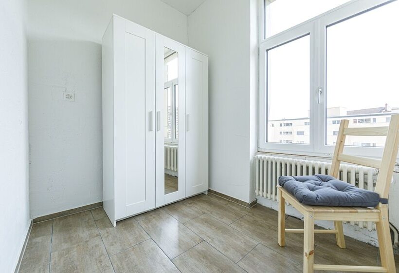 Пансион Simple Rooms Yellow Inn