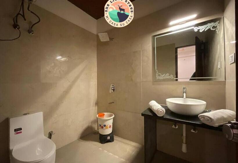 Отель Golden Bird X One Light Stays