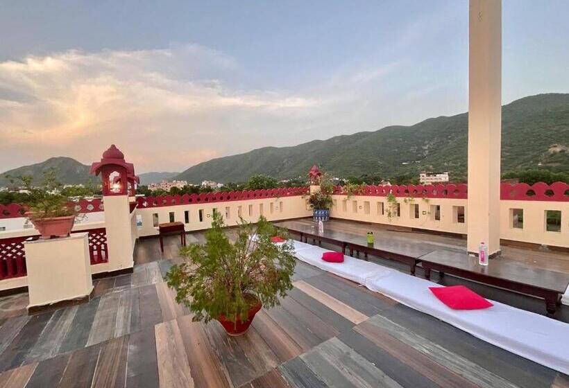 Отель Golden Bird X One Light Stays