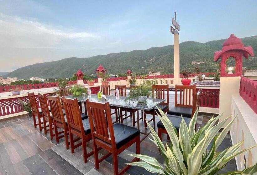 Отель Golden Bird X One Light Stays