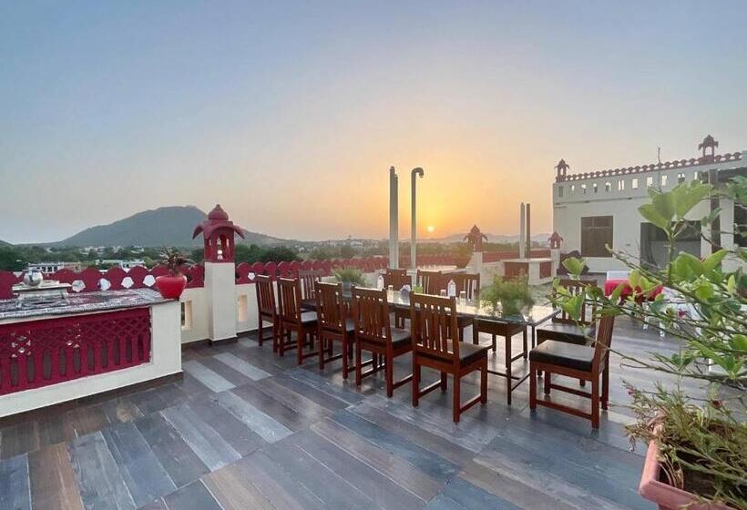 Отель Golden Bird X One Light Stays