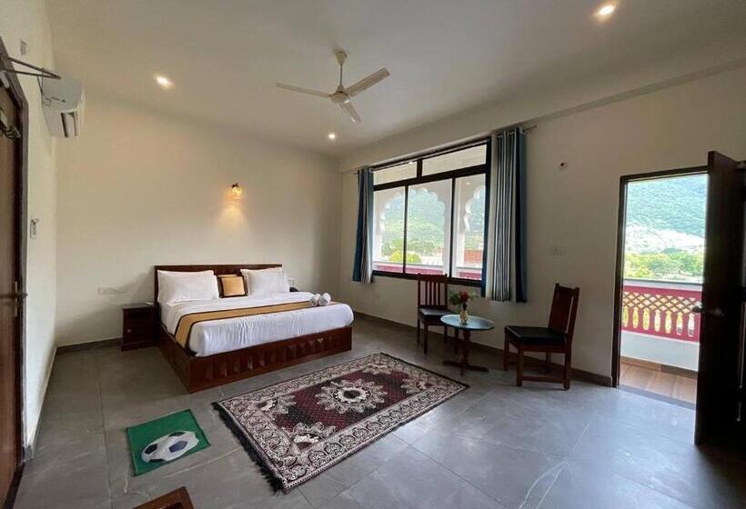 Отель Golden Bird X One Light Stays