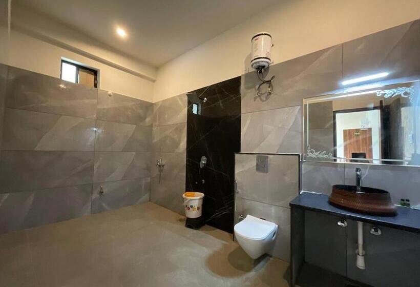 Отель Golden Bird X One Light Stays