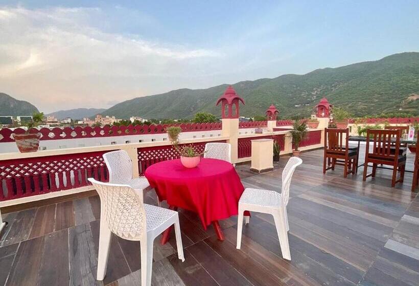 Отель Golden Bird X One Light Stays