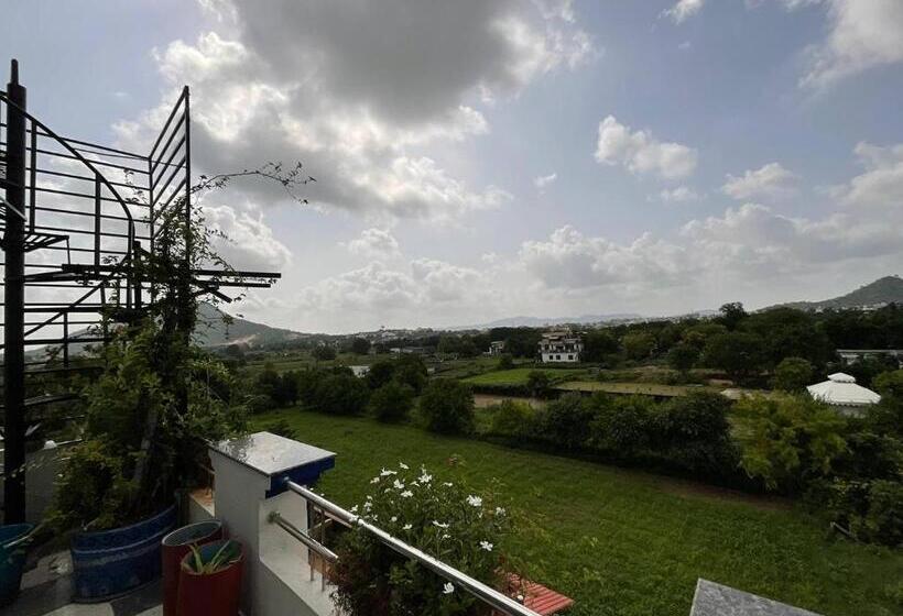 Отель Golden Bird X One Light Stays