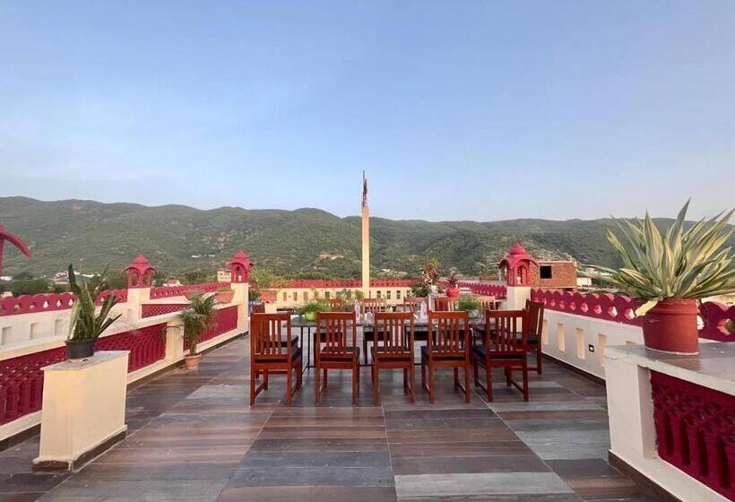 Отель Golden Bird X One Light Stays