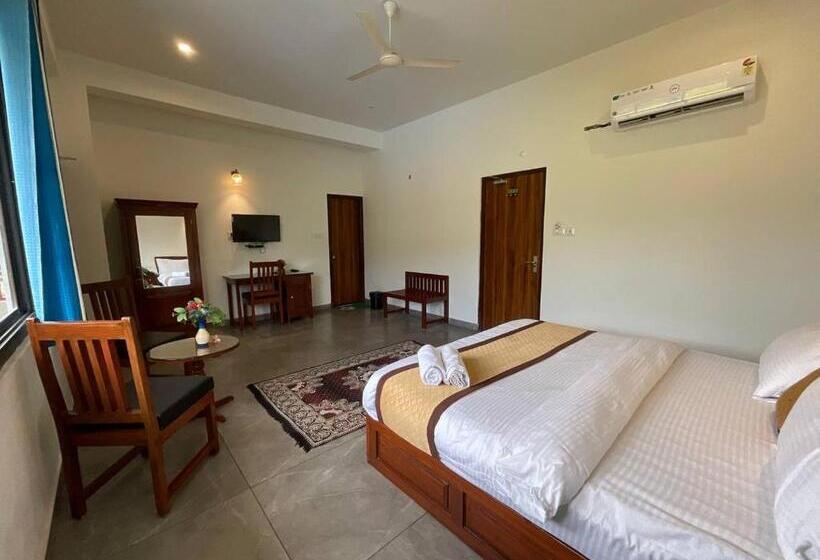 Отель Golden Bird X One Light Stays