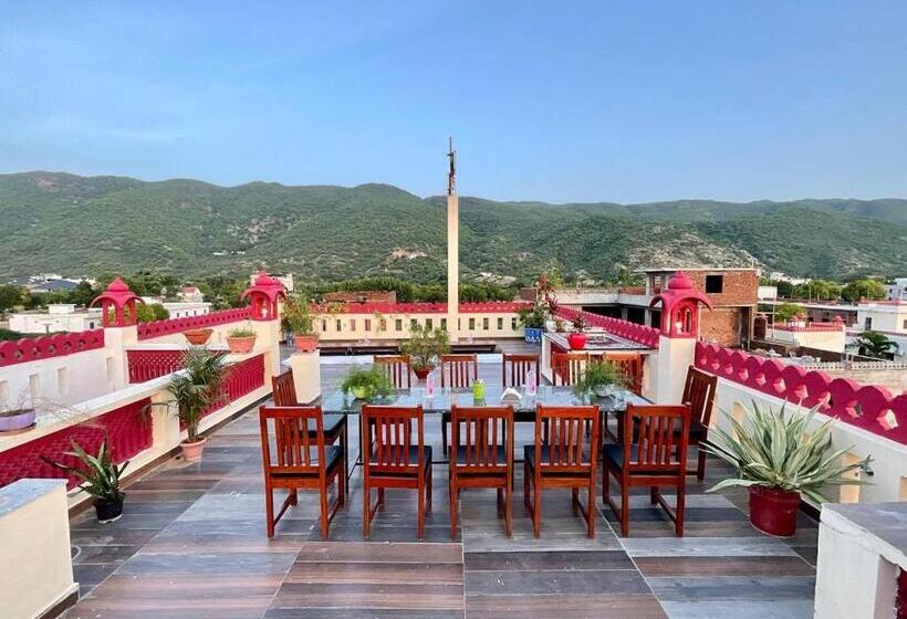 Отель Golden Bird X One Light Stays