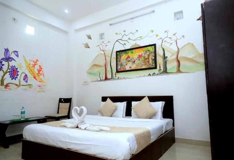 Отель Golden Bird X One Light Stays