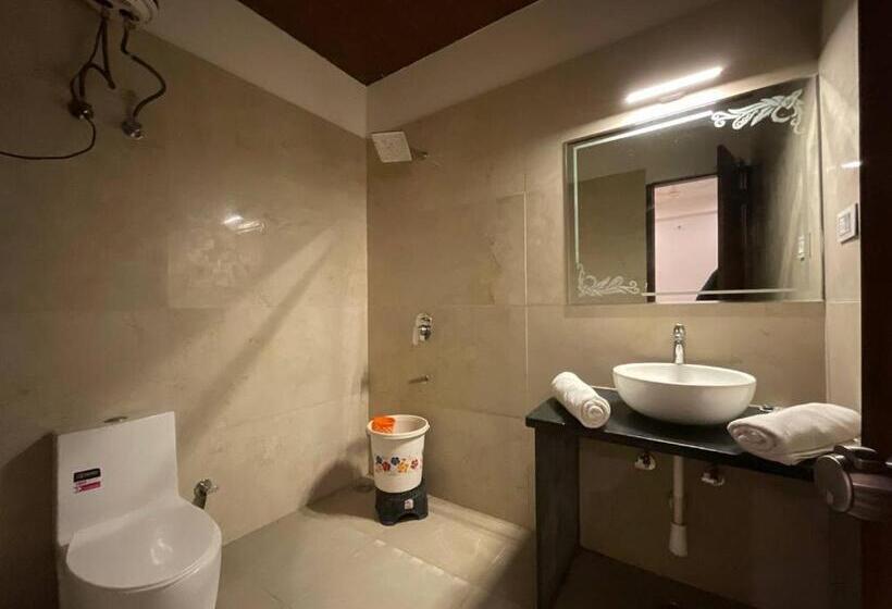 Отель Golden Bird X One Light Stays