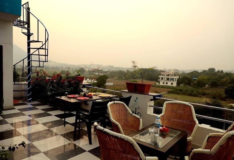 Отель Golden Bird X One Light Stays