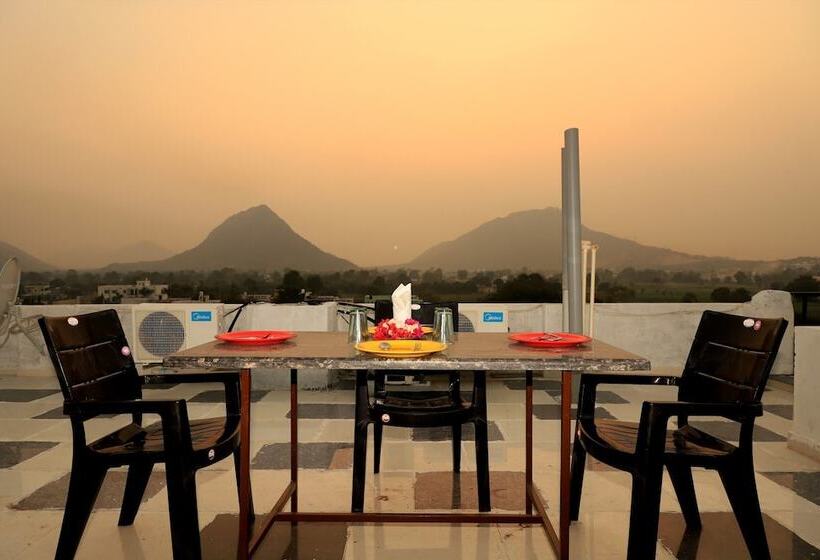 Отель Golden Bird X One Light Stays