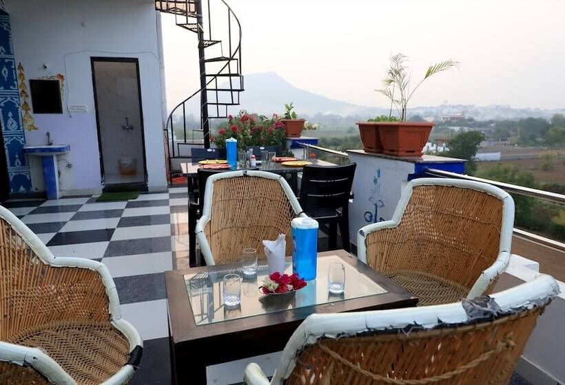 Отель Golden Bird X One Light Stays