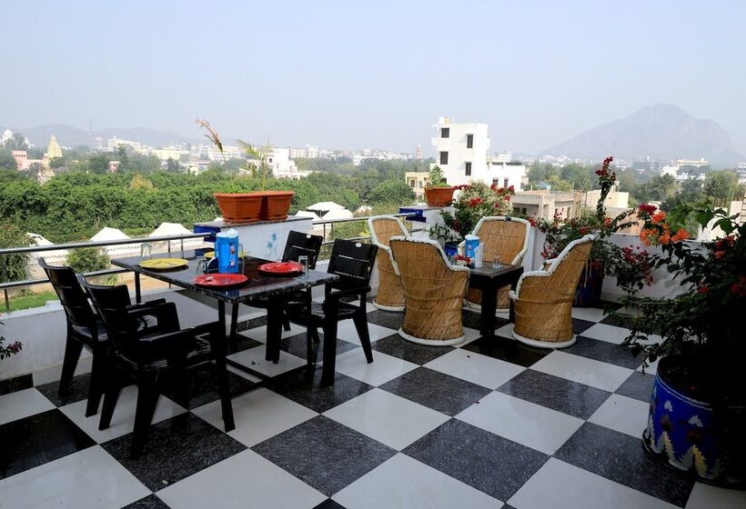 Отель Golden Bird X One Light Stays