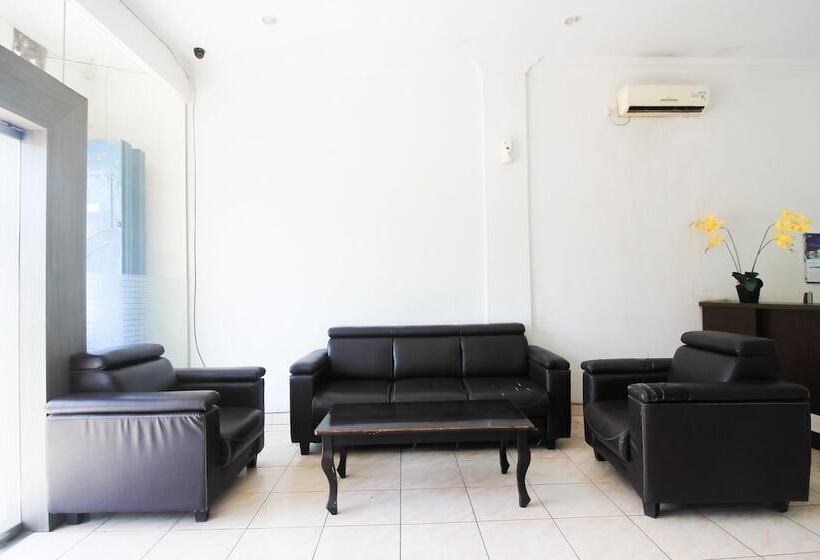 בית מלון כפרי Oyo 1969 Wisma Sari