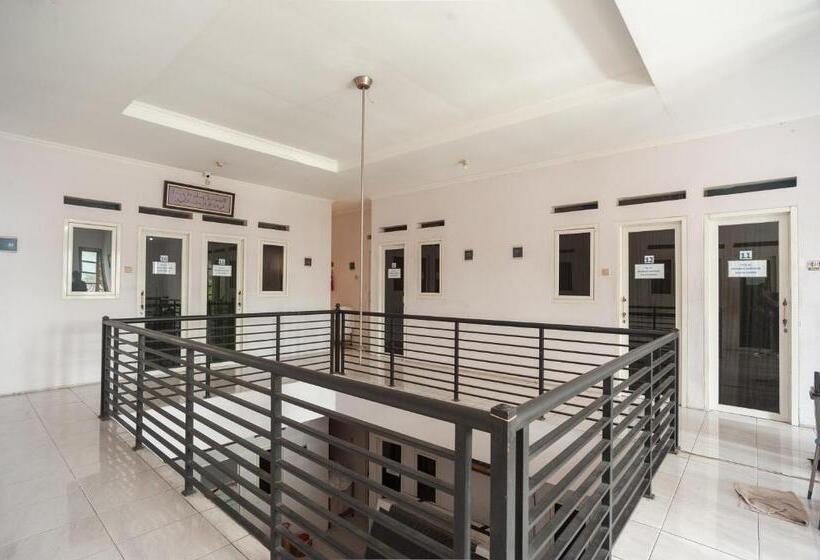 Hotel Reddoorz Syariah Near Pgc Cililitan