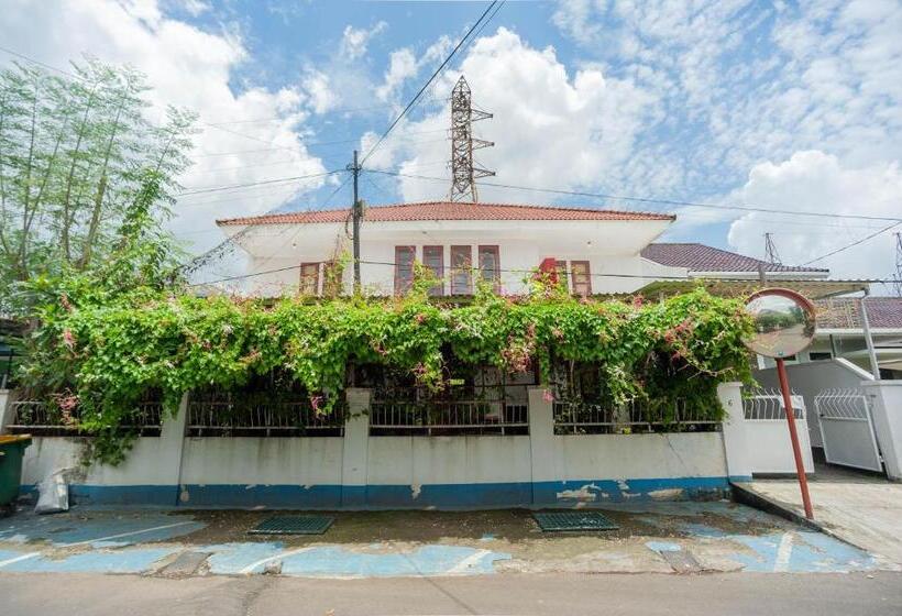 Hotel Reddoorz Syariah Near Pgc Cililitan