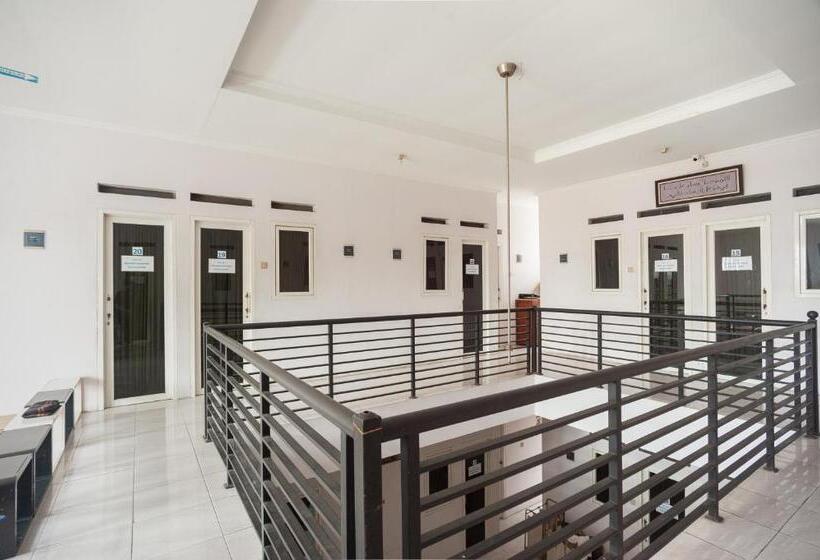 Hotel Reddoorz Syariah Near Pgc Cililitan