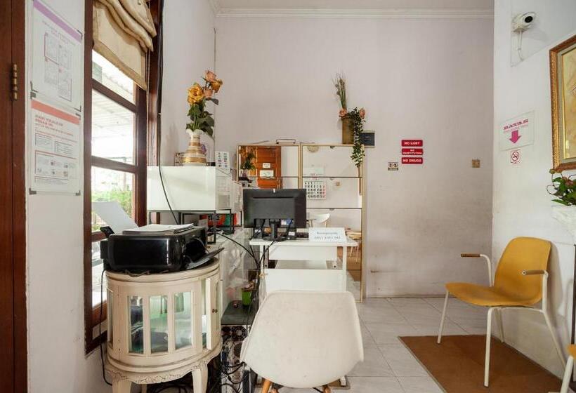 Hotel Reddoorz Syariah Near Pgc Cililitan