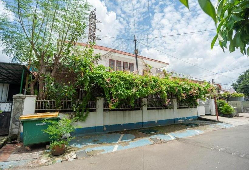 Hotel Reddoorz Syariah Near Pgc Cililitan