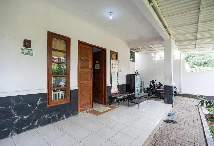 Hotel Reddoorz Syariah Near Pgc Cililitan