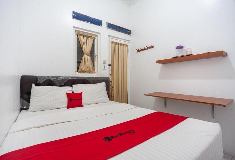 Hotel Reddoorz Syariah Near Pgc Cililitan