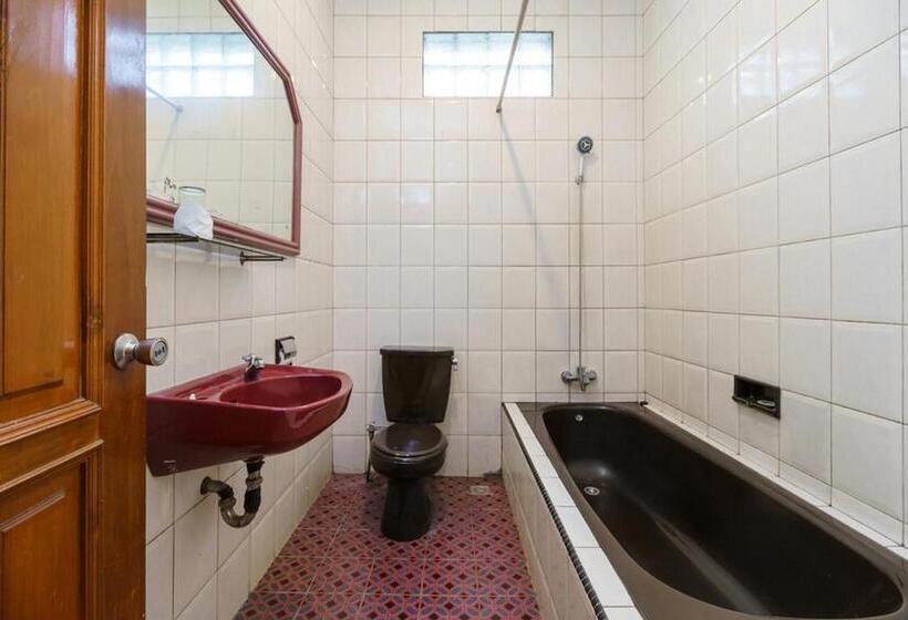 Отель Reddoorz Near Transmart Pangkal Pinang