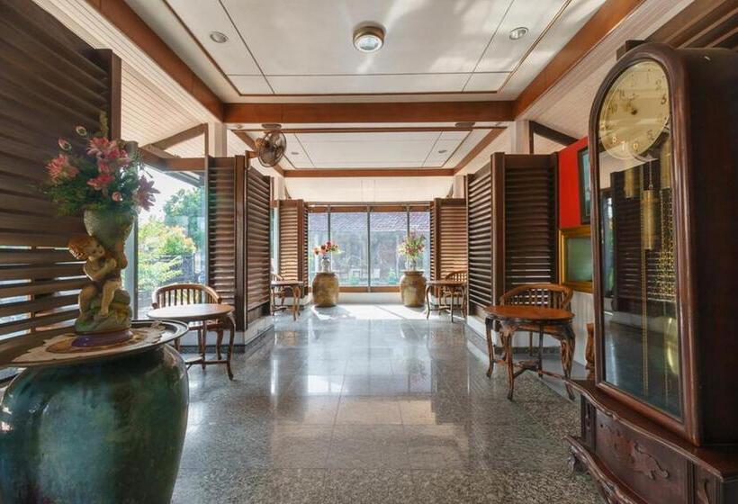 ホテル Reddoorz Near Transmart Pangkal Pinang