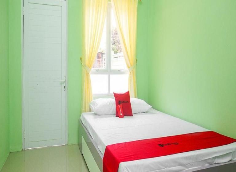 ペンション Reddoorz Syariah Near Gor Panatayuda