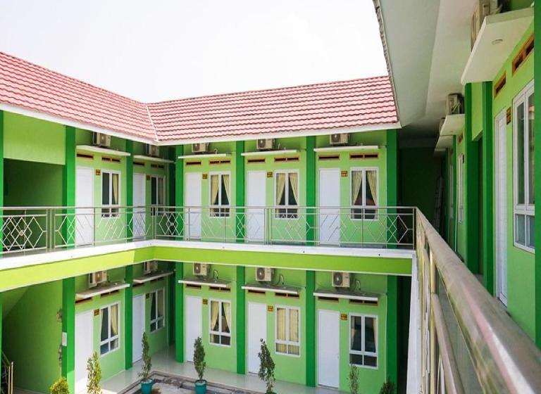 ペンション Reddoorz Syariah Near Gor Panatayuda