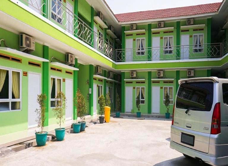 ペンション Reddoorz Syariah Near Gor Panatayuda