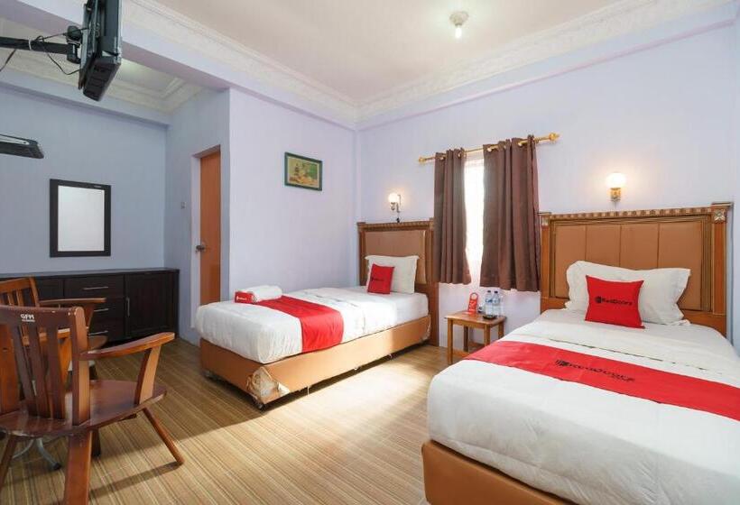 Отель Reddoorz @ Parapat