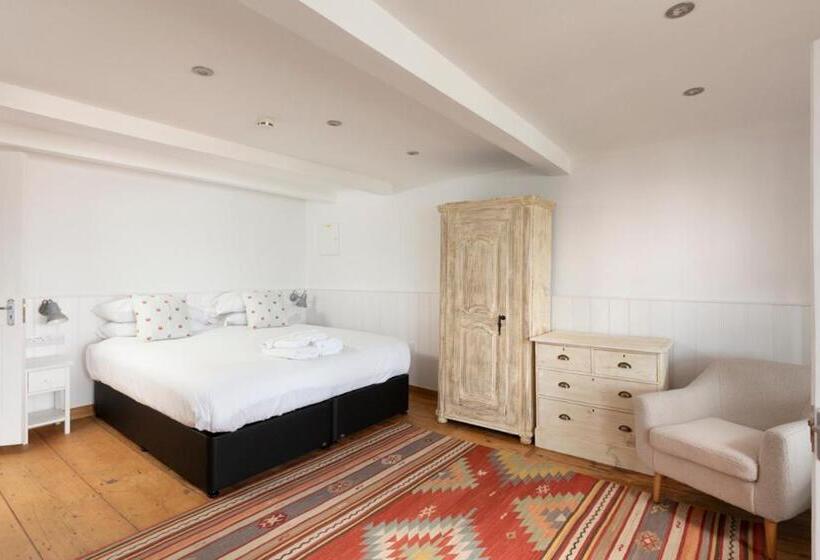 Stag Cottage, Sea Wall