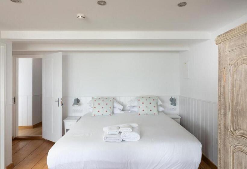 Stag Cottage, Sea Wall