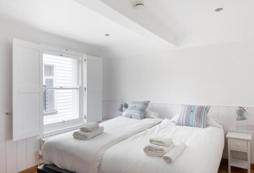 Stag Cottage, Sea Wall